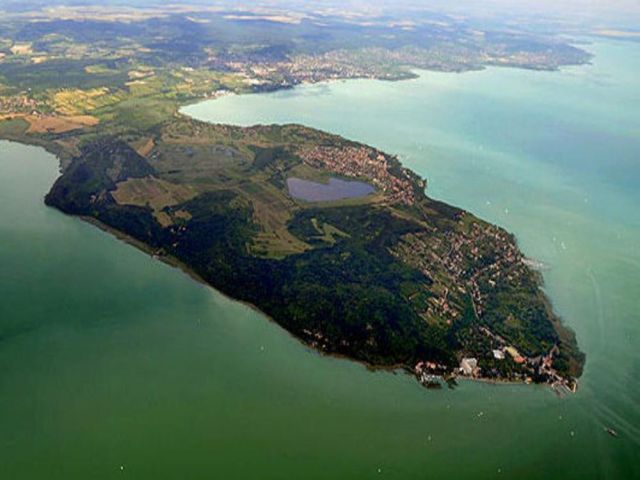 Tihany mit seiner Halbinsel einer der schönsten Ferien und Ausflugsorte am Balaton in Ungarn: Luftbild Halbinsel Tihany