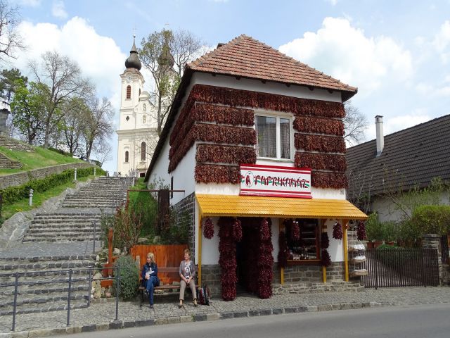 Tihany mit seiner Halbinsel einer der schönsten Ferien und Ausflugsorte am Balaton in Ungarn: Paprikahaus in Tihany am Marktplatz