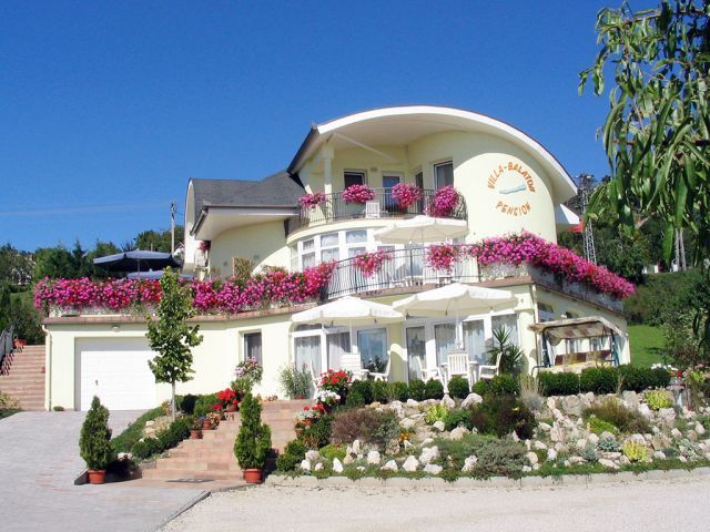 Balatongyörök ein schöner gepflegter Badeort mit vielen Ferienhäusern: Ferienhaus in Balatongyörök mit Pool