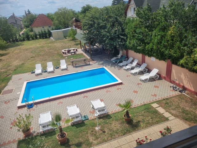 Revfülöp: Schönes neuwertiges Ferienhaus mit großem Pool in Revfülöp,Internet, uvm. 20 bis 26 Pers. - Ferienhäuser Balaton Nordseite von privat