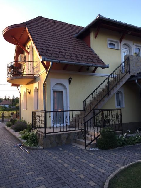 Balatonlelle: Schönes Appartementhaus mit Pool, seenah ,18 bis 20 Personen, W-Lan! - Urlaub am Balaton in Ungarn mit Pool