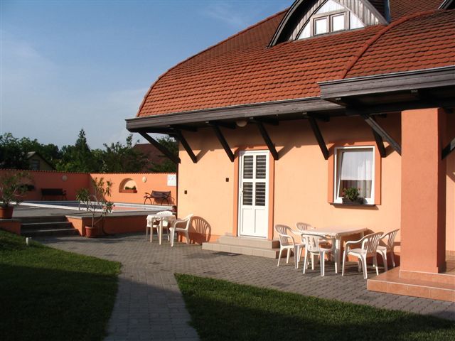 Siofok: Ferienhaus/Apartmananlage  mit Poolbereich bis 32 Personen, See und zentrumsnah! - 