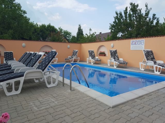 Siofok: Ferienhaus/Apartmananlage  mit Poolbereich bis 32 Personen, See und zentrumsnah! - Ferienhäuser in Ungarn 