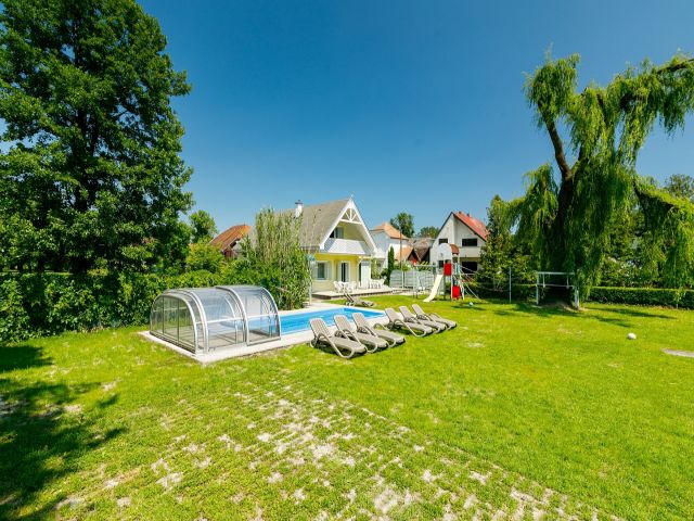 Balatonmariafürdö: Ferienhaus nah am See mit Pool zur all. Nutzung für 10 bis 12 Personen - Plattensee Reisen Deutschland