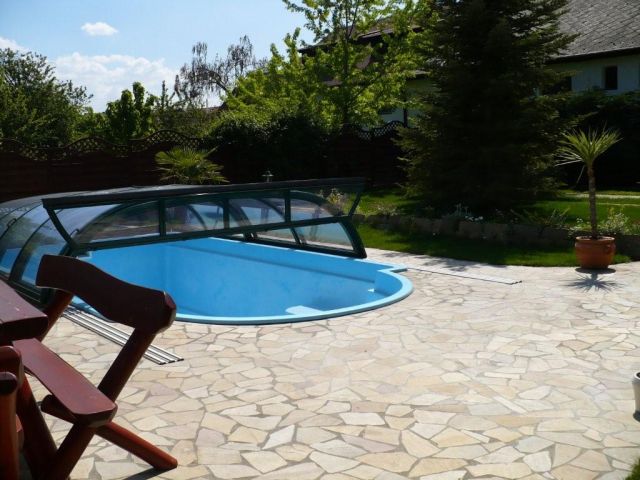 Balatonlelle: Modernes luxeriöses Haus mit Bio Pool, Klima, bis max. 17 Personen,  - Überdachter Pool