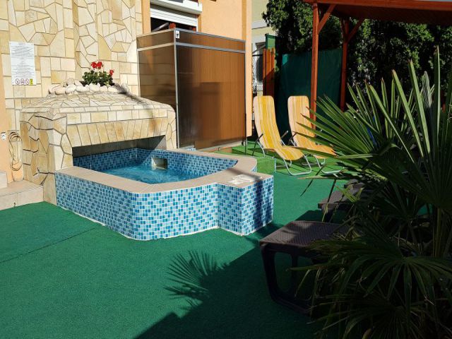 Siofok: Appartementhaus mit Pool/Whirlpool am Goldufer von Siofok nahe Coca Cola Beach. - Urlaub am Balaton zu moderaten Preisen