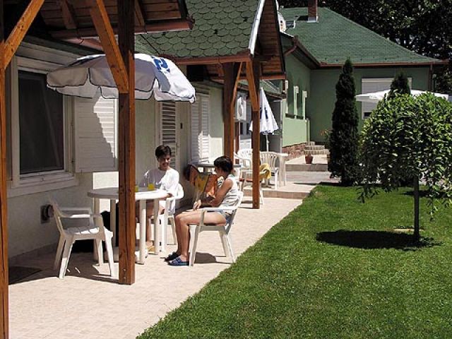 Balatonszemes: Schönes Apartementhaus mit Pool und schönem Garten bis 30 Pers. PREISHIT ! SEENAH ! - 