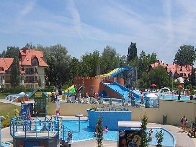 Balatonlelle: Kleines Ferienhaus (38m2) mit Pool  ideal für die kleinere Familie. Renoviert! - Freizeitanlage und Sandstrand Balatonlelle