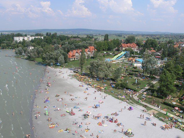 Balatonlelle: Luxushaus mit Privatstrand und Klima in Top Lage bis 18 Personen - Sandstrand in Balatonlelle Napfeny Strand